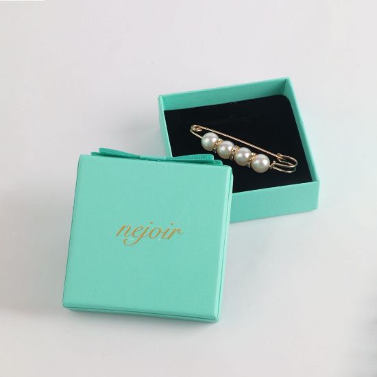 Picture of pearl brooch