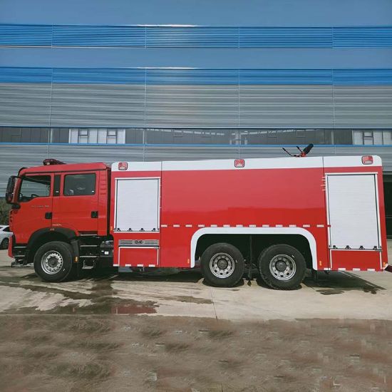 Picture of Sinotruk HOWO 12-ton foam fire truck transported firefighters to the disaster site for emergency rescue